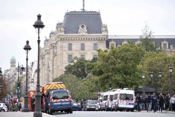 4 police killed in Paris police HQ stabbing; assailant who was station staff member shot dead 4 police killed in Paris police HQ stabbing; assailant who was station staff member shot dead