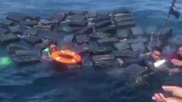 Colombia: Suspected drug smugglers saved from drowning by cocaine packs
Colombia: Suspected drug smugglers saved from drowning by cocaine packs