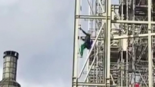 
Extinction Rebellion protester arrested after three hours on Big Ben scaffolding

