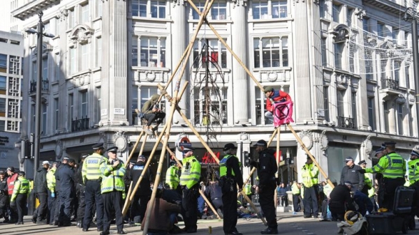 
Extinction Rebellion protester arrested after three hours on Big Ben scaffolding
