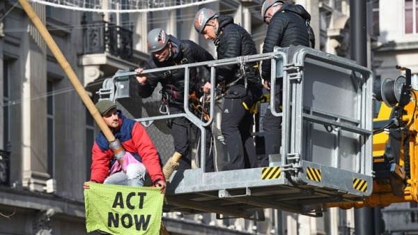 
Extinction Rebellion protester arrested after three hours on Big Ben scaffolding

