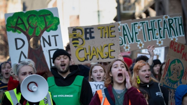 Climate change: Thousands of children skip school to take part in protests
Climate change: Thousands of children skip school to take part in protests
