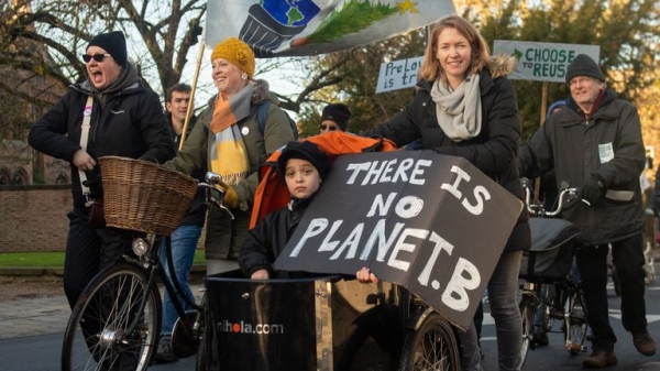 Climate change: Thousands of children skip school to take part in protests
Climate change: Thousands of children skip school to take part in protests